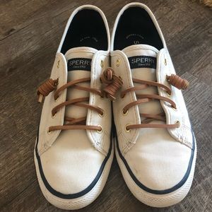 White boat shoes (sperrys)